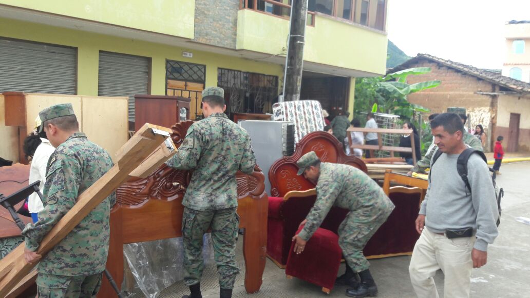 EjercitoECU's tweet photo. #Calvas | Batallón de Infantería No 20 "Capitán Díaz" en apoyo a @Riesgos_Ec evacuaron a personas afectadas por fuerte invierno #Cariamanga https://t.co/fHU6AkLhTQ