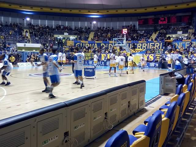 DMgianfranco73's tweet photo. TORINO ANNIENTA CANTU' #auxilium #auxiliummia #torinoCantù #basket #palaruffini
 #comment4like #like4follow #comment4commen #comment4like https://t.co/oNsrBXTEMW