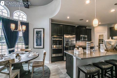 CR_Communities's tweet photo. We want to know!! What is your FAVORITE #feature in this kitchen and breakfast nook combo? https://t.co/t7G1Gcg065