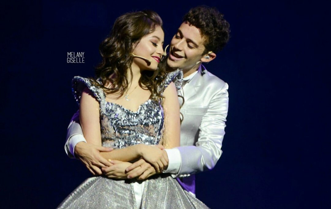 lutteoforeverx's tweet image. Estas dos personas que tanto quiero y que llevo en mi corazón son las que cada Dia me sacan una sonrisa los quiero♥ @_ruggero @karolsevilla