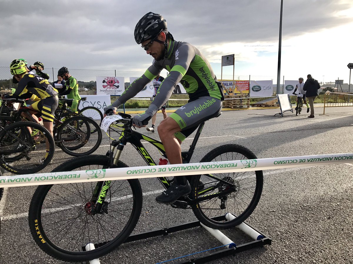 brujulabike's tweet photo. Algunas imágenes de nuestros #Brujulers en la #VueltaCadiz 
#sponser #kalas #roodol #catlike #hutchinson #rafaestrada #furgocity https://t.co/XTppjWcdpx