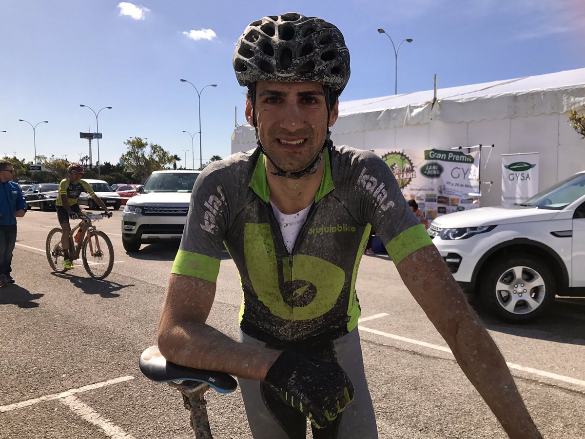 brujulabike's tweet photo. Algunas imágenes de nuestros #Brujulers en la #VueltaCadiz 
#sponser #kalas #roodol #catlike #hutchinson #rafaestrada #furgocity https://t.co/XTppjWcdpx