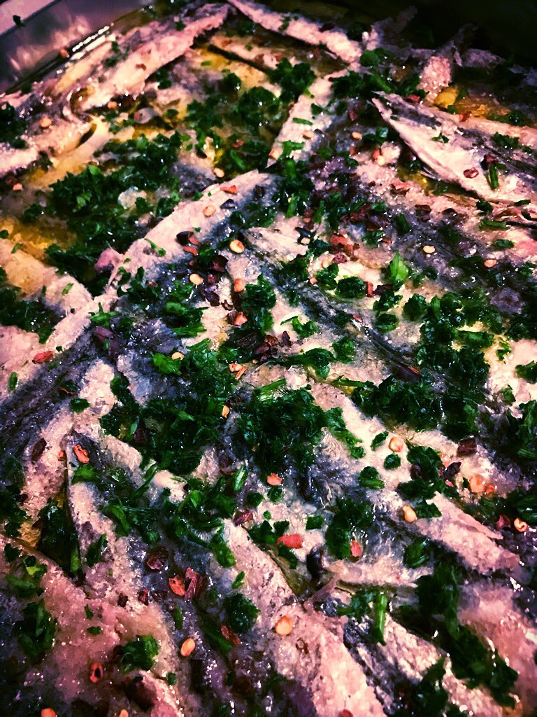 MollicasFood's tweet photo. Diamo la buonanotte alle acciughine...#marinate
#Mollica's sta arrivando...#Sogni d'olio...ehm...d'oro!
#StripFood #streetfood #buonappetito https://t.co/GiMNWgQKUP