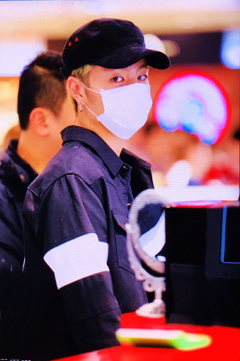 junhoesphx's tweet photo. ✽. Airport. ✽. https://t.co/clx7Bs8A2z