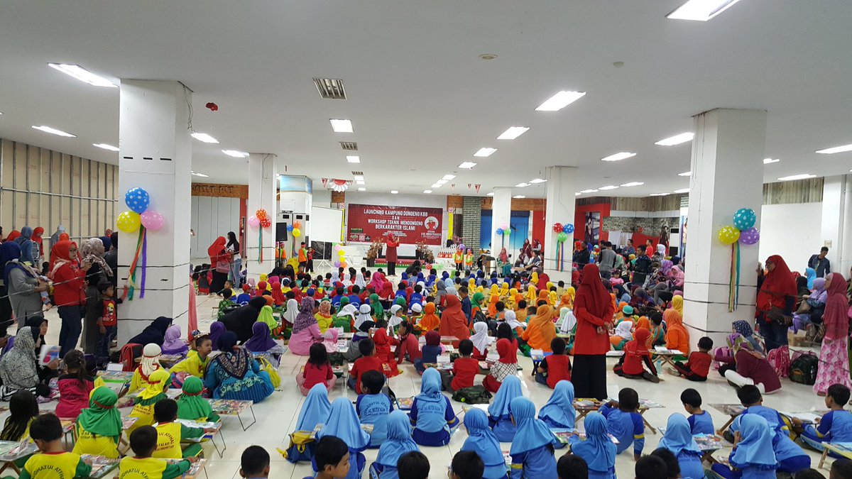 kampungdongeng's tweet photo. Sambutan ketua #KampungDongeng Bandung Barat oleh bunda dewi mengawali kegiatan Launching dan dongeng utk 300 anak hebat #SayaMendongeng https://t.co/B9HOGQuxqz