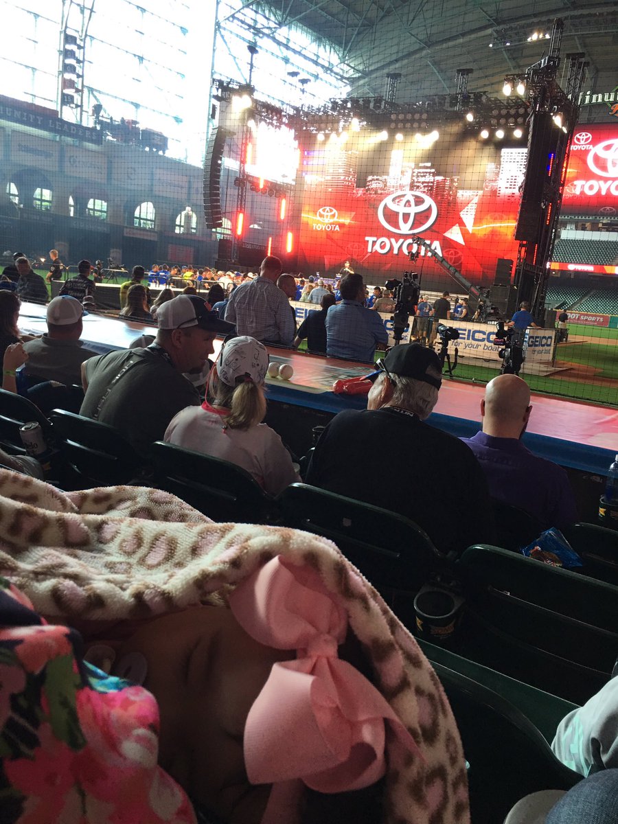 Trapper02's tweet photo. Noise doesn't bother this child! Ha @BASS_nation https://t.co/eT5bFKq1en