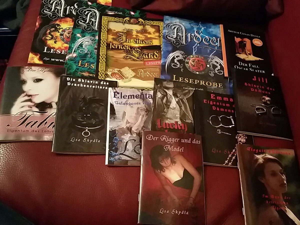 ReziMafia's tweet photo. #messeloot Close-ups
1. Aus der Artist Alley
2. Bücher
3. Leseproben von (haupsächlich) Scheiss
4. Rest https://t.co/aSd5Qxapvd