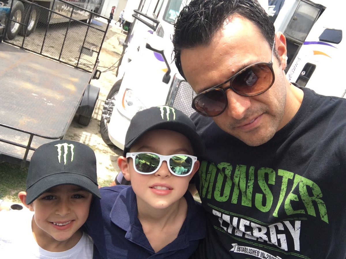 mauostos's tweet photo. Apoyando a @hugooliveras11 en @NASCARPEAKMX en Monterrey. https://t.co/Bw9AihufEq