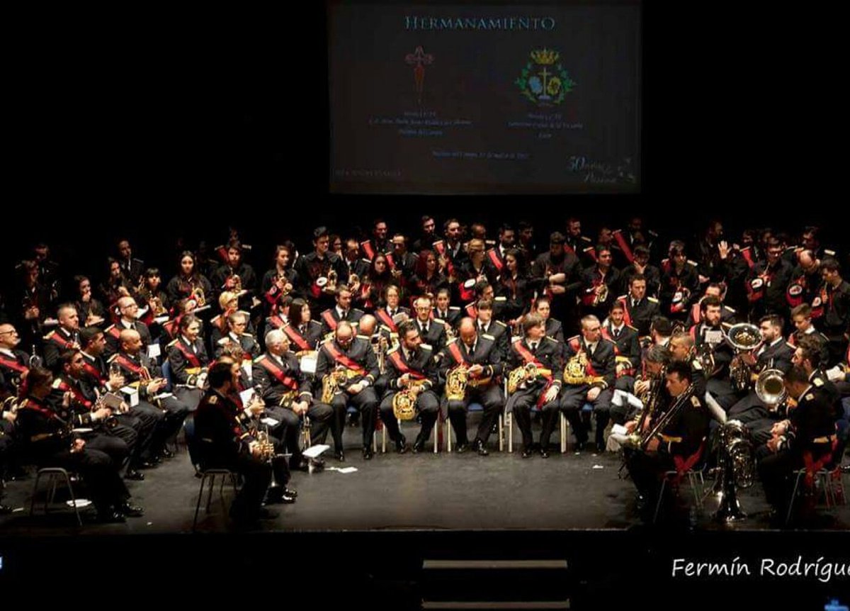 Un final de acto emotivo y que nunca olvidaremos. Las dos bandas juntas para interpretar Marcha Real y La Pasión.
@SCVictoria_leon
