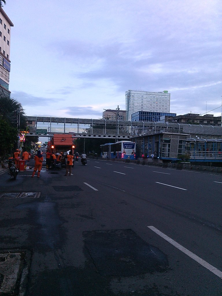 06:07 Jl Gajah Mada arah Kota lancar,petugas kebersihan pagi ini melakukan tuganya <a href="/SonoraFM92/">Radio Sonora Jakarta</a>