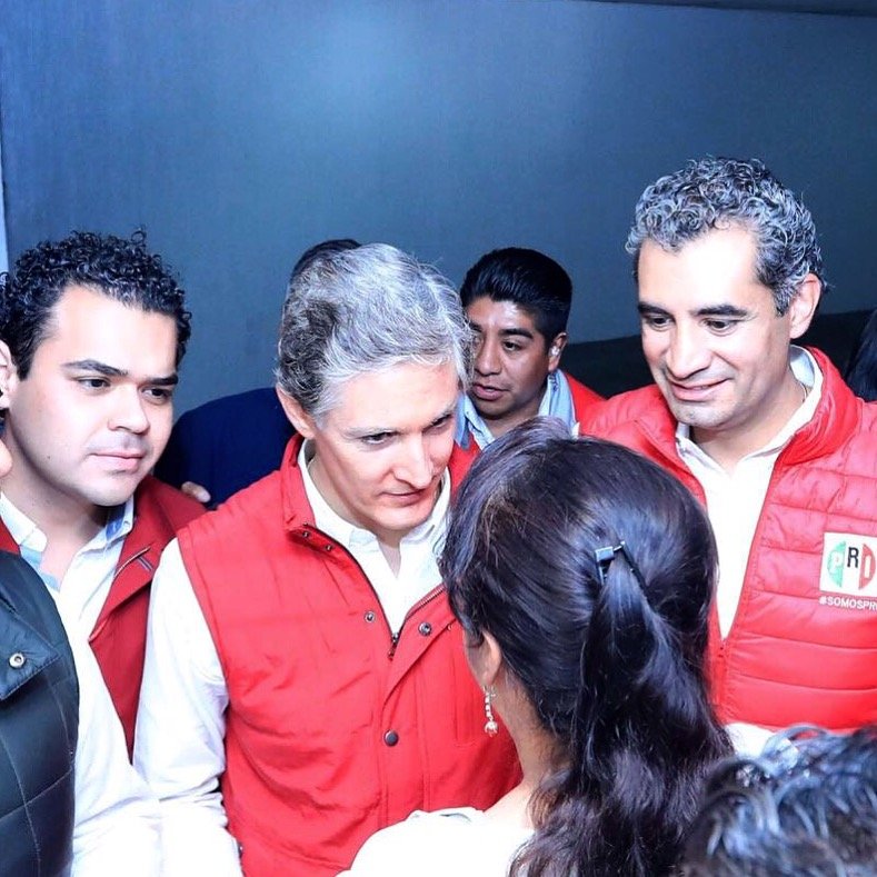 PabloAnguloB's tweet photo. Acompañamos a nuestro candidato a gobernador por el #EdoMéx, @alfredodelmazo, durante su toma de protesta. #FuerzaDelMazo https://t.co/SXIYnVxXGw