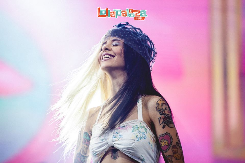LollapaloozaBr's tweet photo. Não basta cantar, tem que encantar. @MelanieLBBH que o diga. Quem esteve no Palco AXE jamais esquecerá. #LollaBR (by @ihateflash) https://t.co/ly86QEm2jf