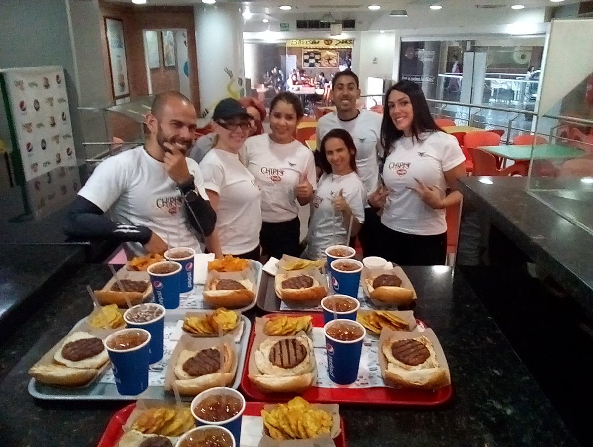 @tuentrenadorfisico ellos estan en forma porque comen en <a href="/ChipisBurger/">Chipi´s Burger</a>  de la #CAF a comer algo delicioso