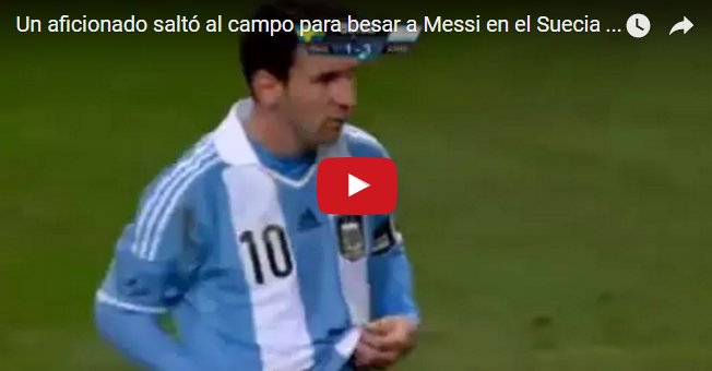 Myriamgp's tweet photo. Un aficionado saltó al campo para besar a Messi en el Suecia... https://t.co/tB5mCnaSEc by #GuapoEscritor via @c0nvey https://t.co/JxKNqg7jHK