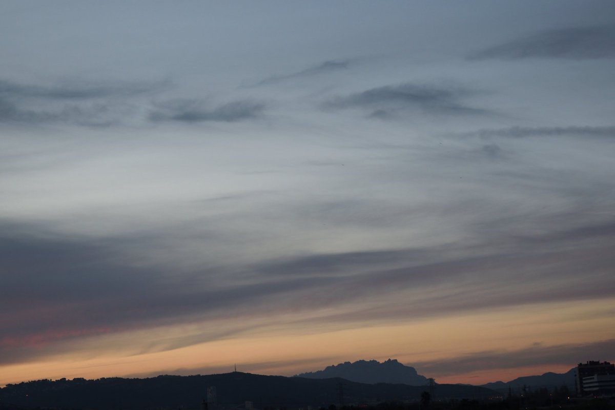 rarmero1's tweet photo. #atardecer desde #santjuandespi mirando a #motserrat https://t.co/t4cJD0lXjb