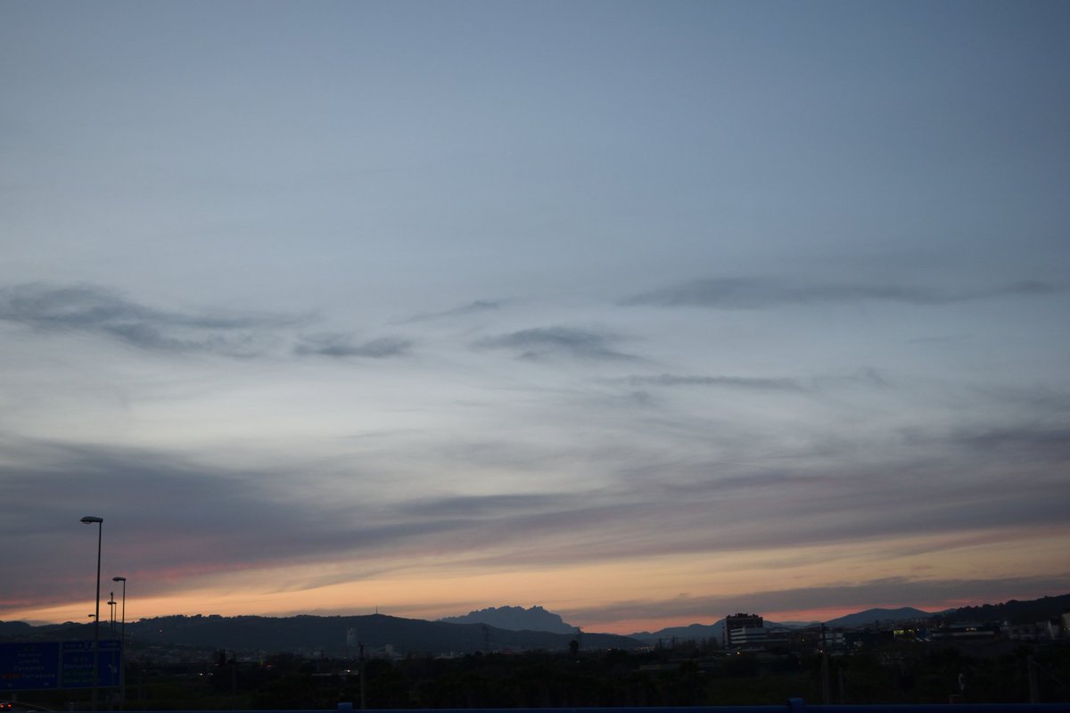 rarmero1's tweet photo. #atardecer desde #santjuandespi mirando a #motserrat https://t.co/t4cJD0lXjb