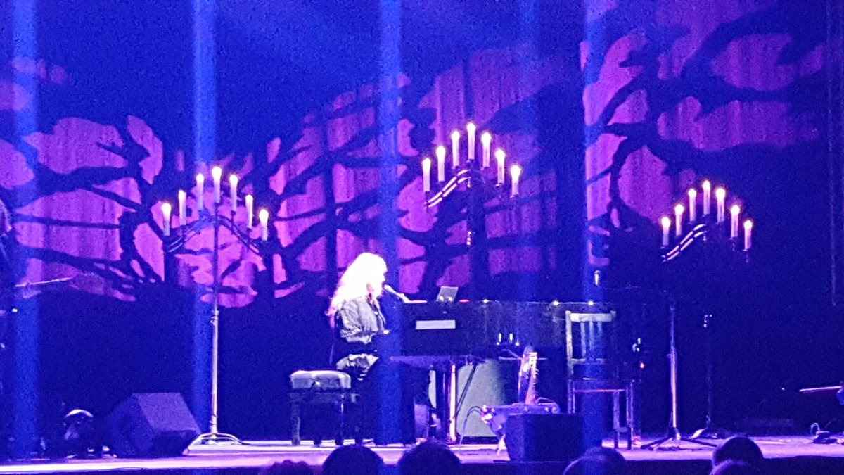VenierGiovanna's tweet photo. #LoreenaMcKennitt  #Celtic  #night  #Roma #ireland #thebonnyswans https://t.co/BFEzSp14wX