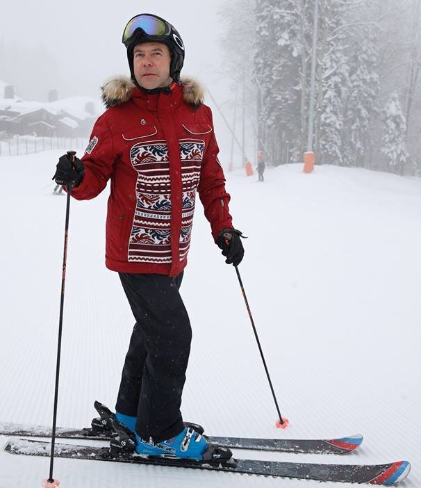 Вчера Медведев «неплохо покатался на лыжах»... Зря он так... 