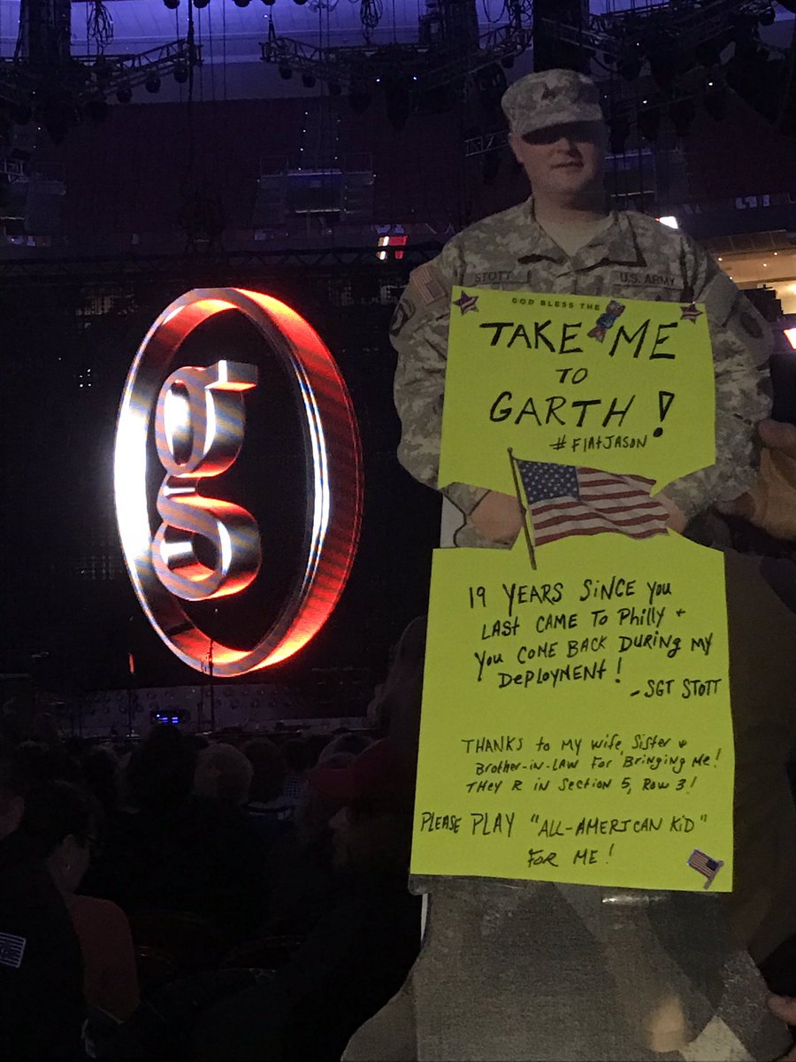 Susies514Smith's tweet photo. @garthbrooks  #GarthinPhilly  #flatjason https://t.co/OC2kmalxIP