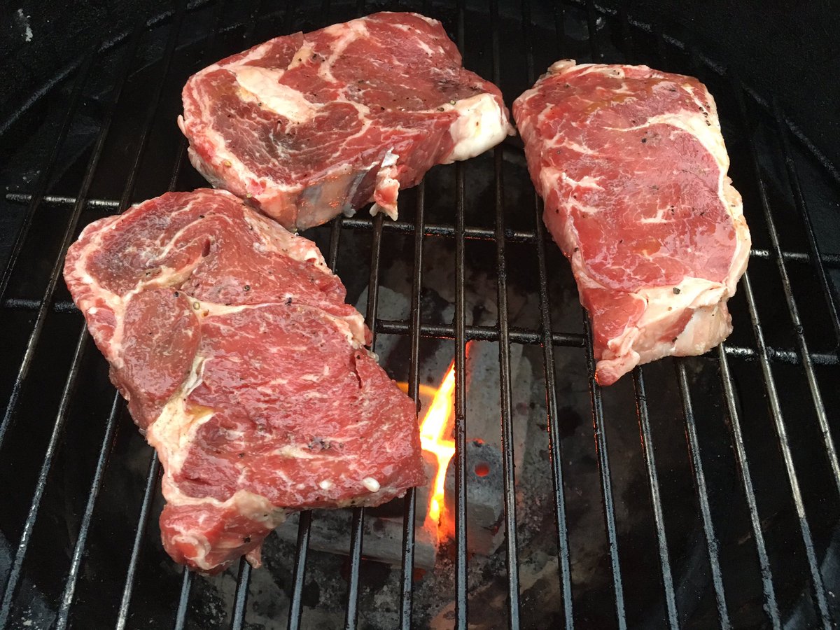 WindyCityWxMan's tweet photo. #BBQ #MeatOnFire #PokPok #BGE Trying some new coals under my ribeyes tonight. 500 degree sear then a nice open flame cook to a medium rare https://t.co/MkPbA6698E