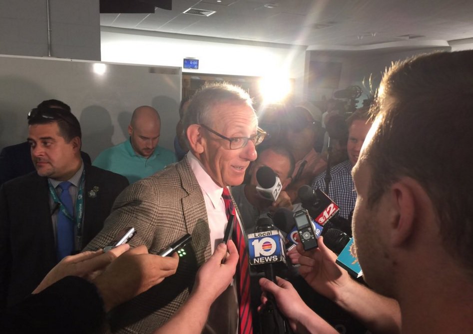 Miami Open at Hard Rock Stadium? Dolphins Owner Stephen Ross exploring moving tournament. bit.ly/2n71E2z https://t.co/3r4xzGVfZS