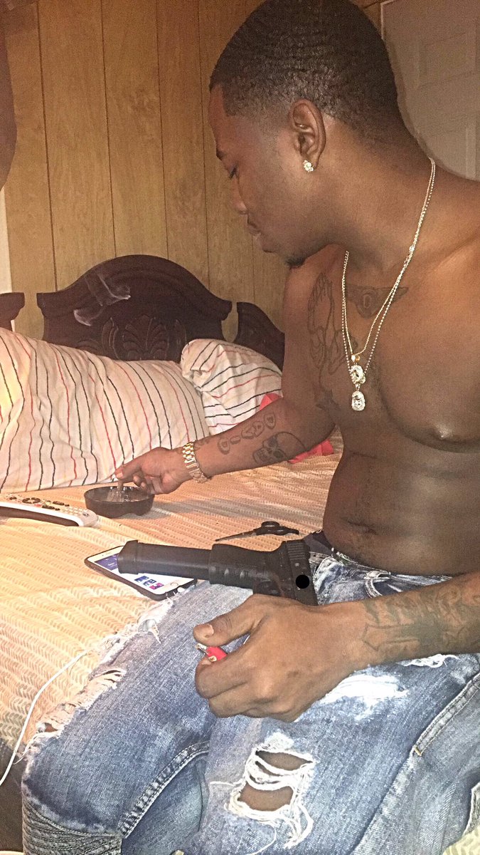 069bossdolo's tweet photo. Niggas ain't real🙅🏾‍♂️They just say 🗣 real 💩 that they wish👎🏾was apart of their character 💯..My third 👁 be OPEN🤞🏾😷 https://t.co/e2hcozPgwM