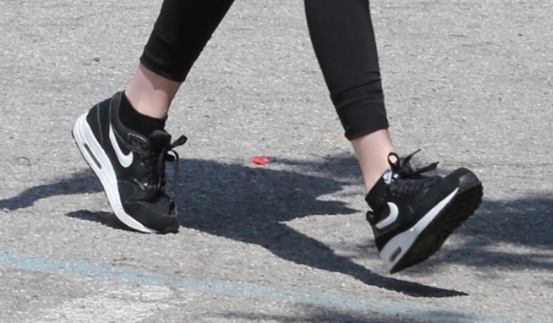 fiImdiaries's tweet photo. THEY HAVE THE SAME SHOES LOOK HOW CUTE https://t.co/MZsV6whAJM