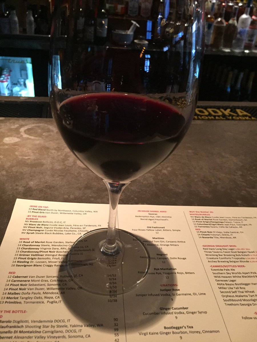 kellymacc's tweet photo. #BlackBubbles y'all! @SteeleWines #ShootingStar #SparklingSyrah is a must. #Sippin' #winelover #sundaywinedown https://t.co/ZMzvyfMpUs