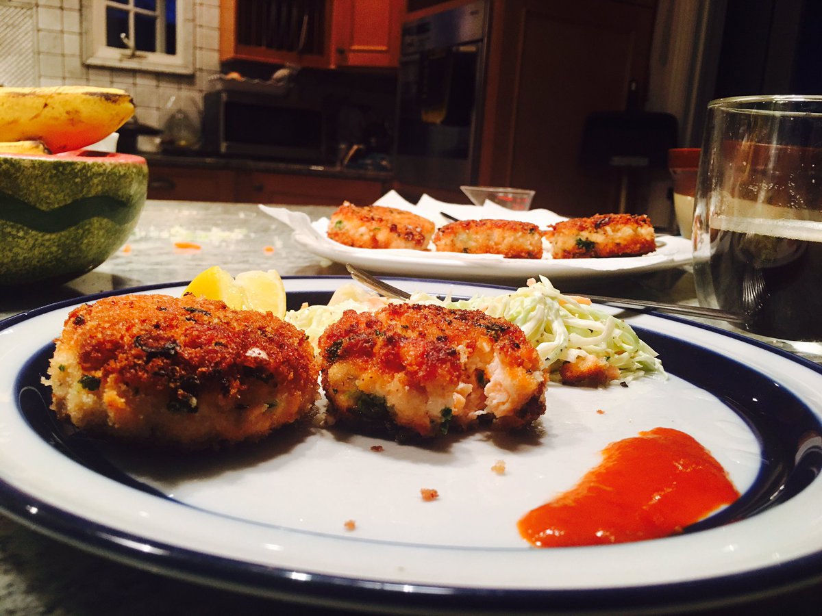 hollywoodcurry's tweet photo. #DinnerWithDad #SalmonCakes & #Organic #coleslaw shot for #cookingwithTom #Decaturga #Atlanta #usa https://t.co/oHNoV4pBJq