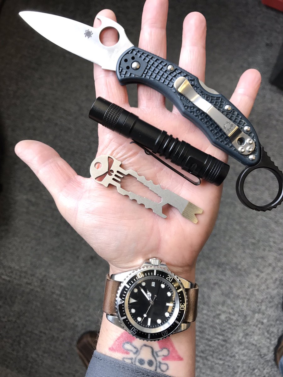 ExpeditionTrade's tweet photo. #edc #pocketdump #spyderco https://t.co/23sqyXPm63