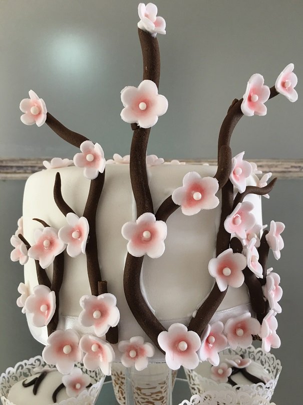 bakery_fantasy's tweet photo. @bakery_fantasy les desea Felicidades a los novios.  #mesadulce #bakeryfantasy #cupcakes #quequeboda #galletas #pasteldesnudo https://t.co/A9ESESmodu