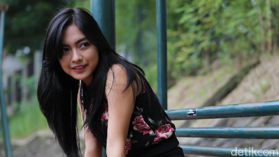 detikcom's tweet photo. Tak Suka Tampil Seksi, Vizza Dara Pilih Akting Jadi Cewek Penggoda https://t.co/seumrTYNx2 via @detikhot https://t.co/Zo2PqS4rSm