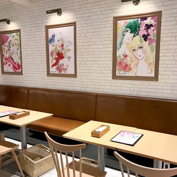 power_ambitious's tweet photo. 池袋のキャラウムカフェにて「ベルサイユのばらカフェ」が期間限定オープン！フードや デザートなどが盛り沢山♪お食事などを頼んで頂くと、ランダムでアクリルしおり等をプレゼント中！期間：2017年3月18日～5月31日まで/詳しくはこちら→https://t.co/0Z0FKLxXhy https://t.co/mM9NsmYCjo