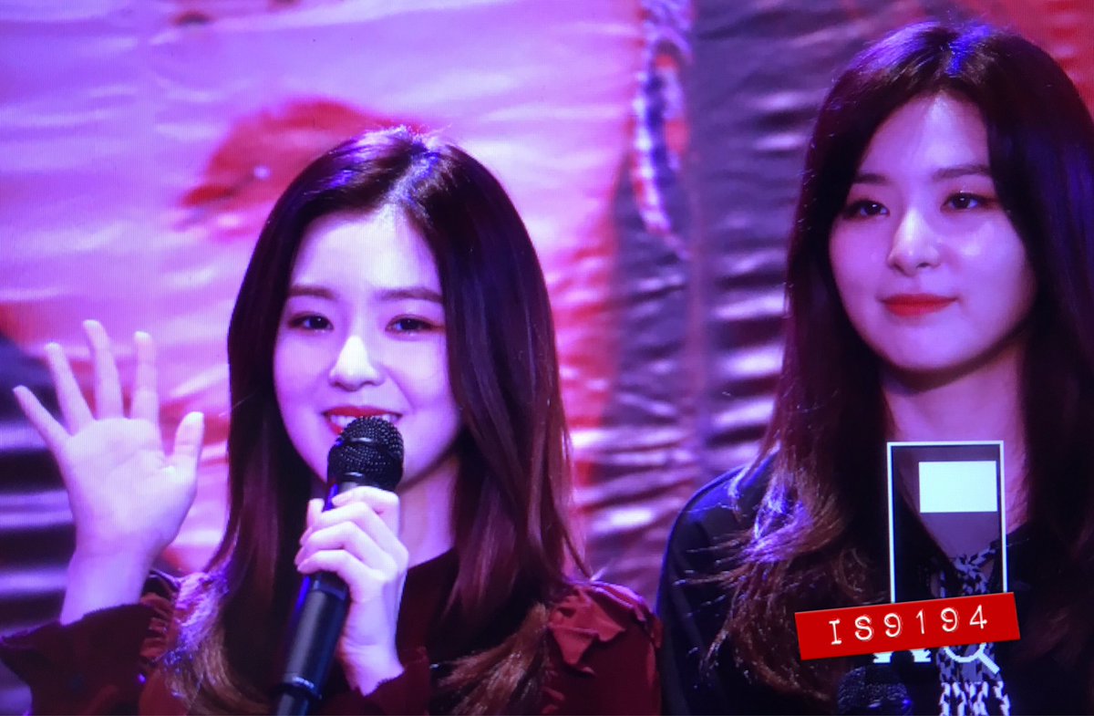 IS9194's tweet photo. (Preview) 170327 #REDVELVET_1st_inBKK Fansign #아이린 #IRENE #슬기 #SEULGI #SeulRene https://t.co/0lX8na79hP