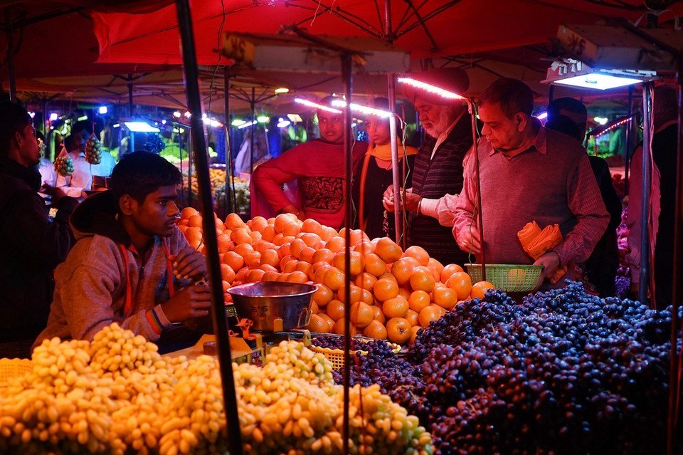 NationalViewUAE's tweet photo. Focal point by staff photographer Pawan Singh in Chandigarh, India. - https://t.co/Rxg0reekwB - #focalpoint #india #market #fruits #Travel https://t.co/RgyLzHfpYX