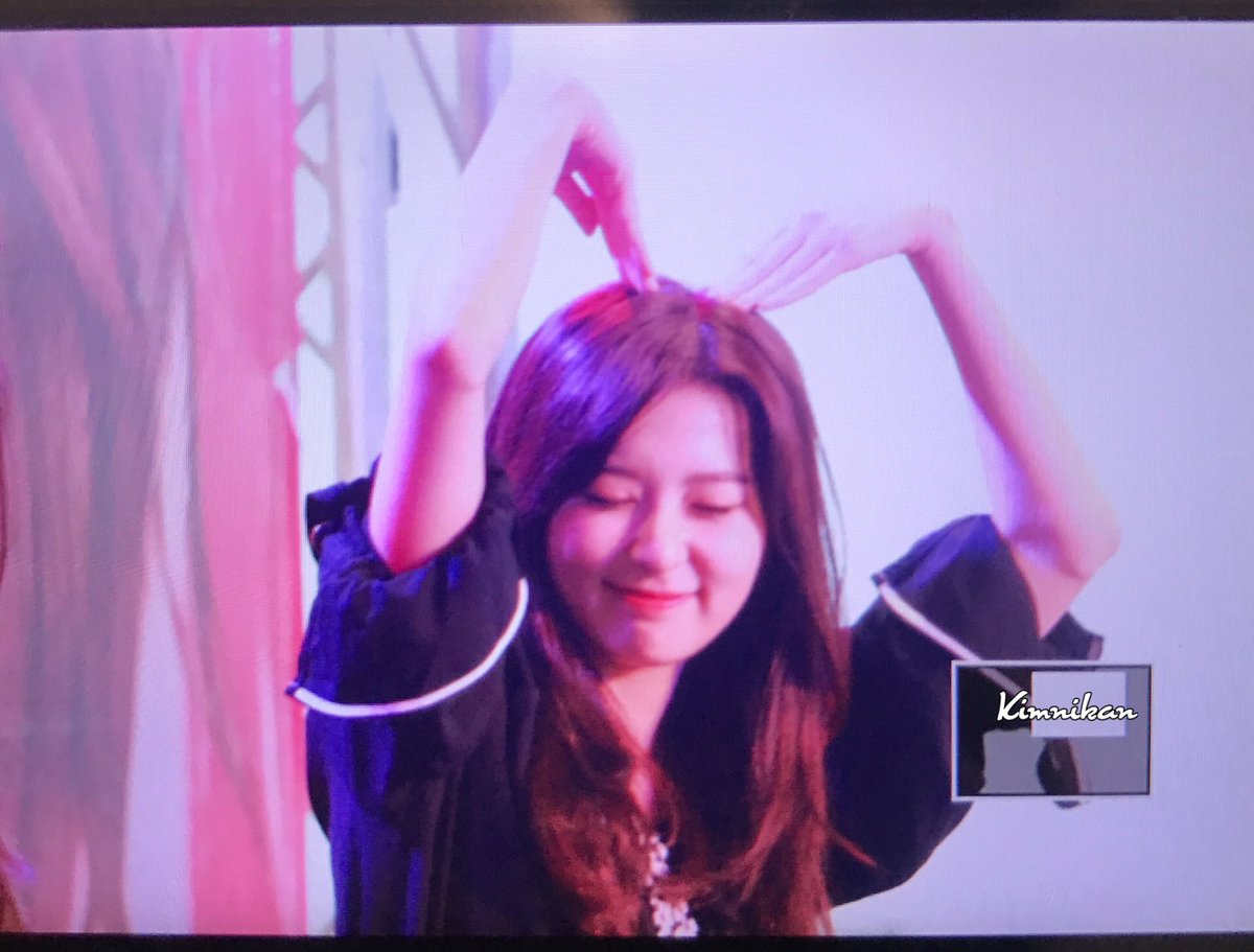 Kimnikan's tweet photo. [Preview]170327 Red Velvet Fansign event ❤ #REDVELVET_1st_inBKK https://t.co/HJ0voagLfO