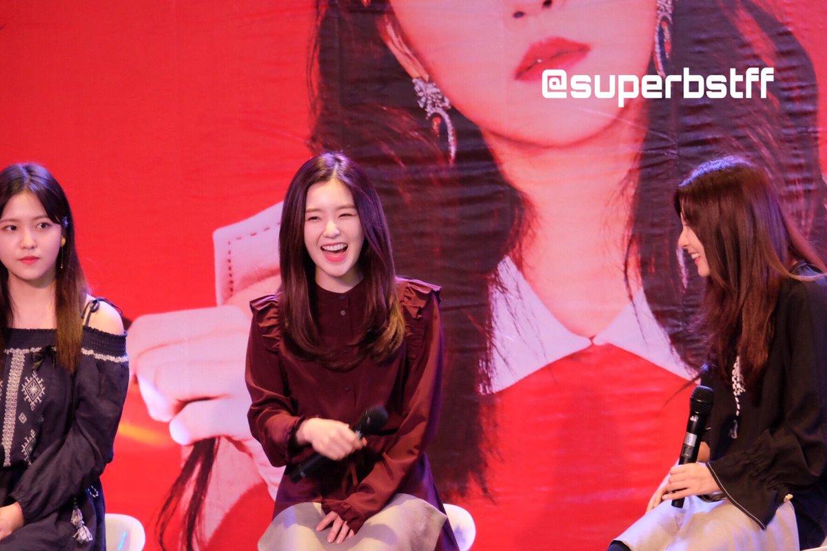 superbstff's tweet photo. 170327 พวกก้อนน่ารักก #레드벨벳  #RedVelvet #REDVELVET_1st_inBKK https://t.co/FuyThi0zGw