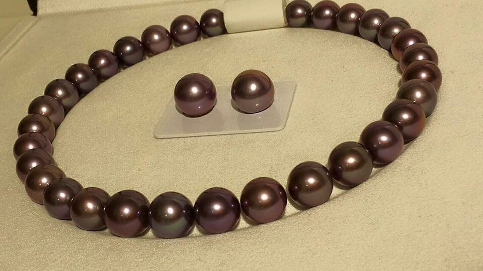 Sharons_Stones's tweet photo. Fell in love with this #tahatianpearl necklace until I was told it cost.100,000 swiss francs  😢seen at #Baselworld2016 https://t.co/WMABPYXHdV