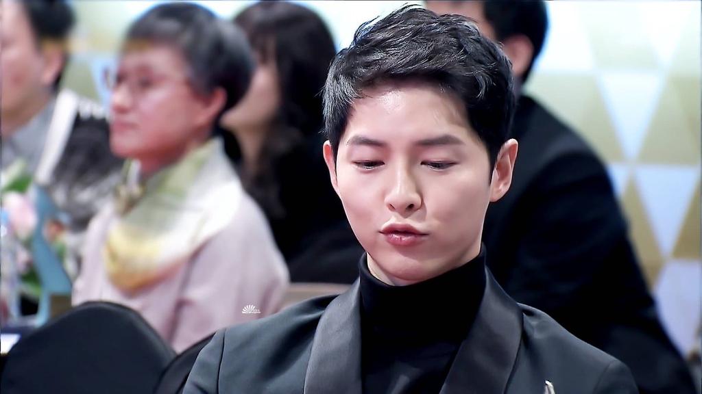 SakshiRana_'s tweet photo. Song Joong Ki at 29th Korea PD awards 2017 ๐๐
"His Radiant Smile โบ" ๐
#SongJoongKi #SJK ๐๐
#MyKDarling ๐
#PDawards
Gud mng ๐ https://t.co/0vyAwFduyp
