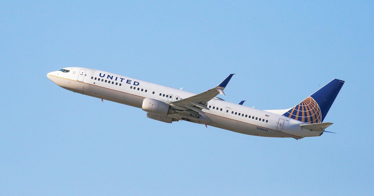 usweekly's tweet image. United Airlines slammed for banning girls in leggings from flight: usm.ag/2nXs1wq