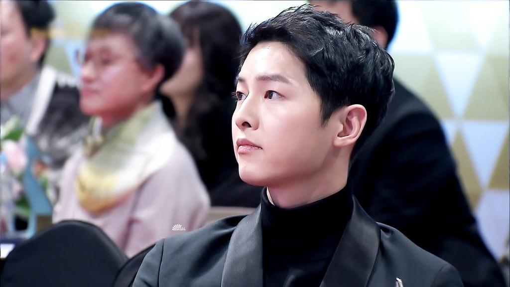SakshiRana_'s tweet photo. Song Joong Ki at 29th Korea PD awards 2017 ๐๐
"His Radiant Smile โบ" ๐
#SongJoongKi #SJK ๐๐
#MyKDarling ๐
#PDawards
Gud mng ๐ https://t.co/0vyAwFduyp