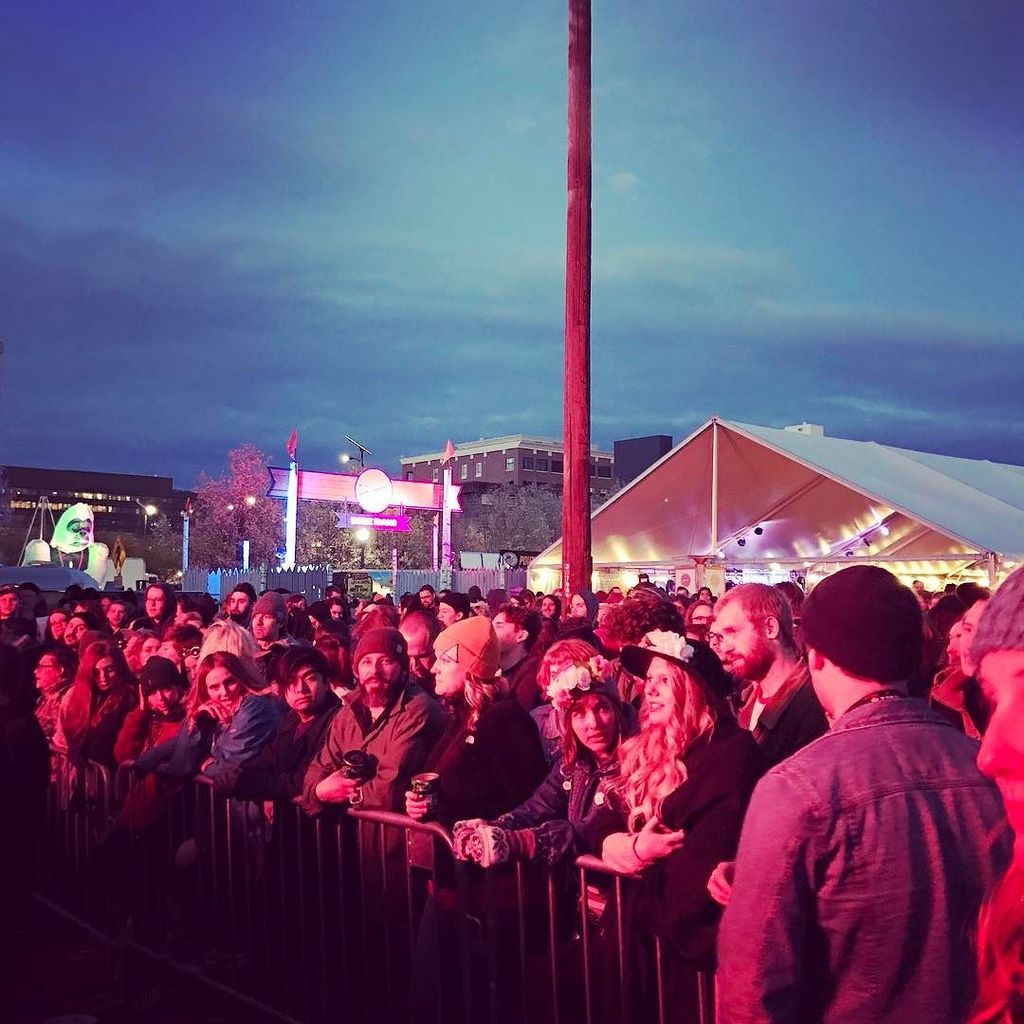 GeekingOnMusic's tweet photo. Eagerly anticipating @angelolsenmusic. #treefort2017 #livemusic #musicissacred #angelol https://t.co/vYCLPZCpoH https://t.co/WMBvJrkxKf