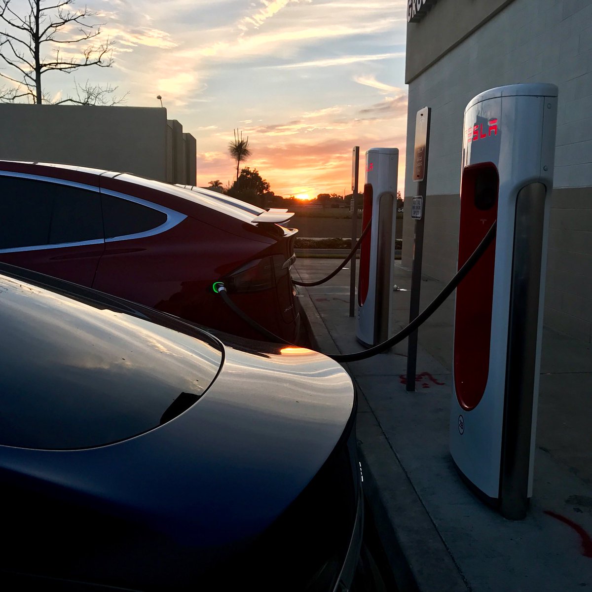 archduke_97's tweet photo. California nights. #sunset #calinights #tesla #supercharger #fountainvalley #modelx #models #thecrew #ev #gang #nogas #archduke #evhang https://t.co/RO4w9jwTVz
