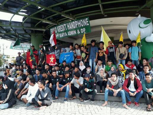 Dandhy_Laksono's tweet photo. Solidaritas dari mahasiswa di Tarakan, Kalimantan Utara untuk petani Kendeng. (foto: M Lizzard) https://t.co/FNjgU0IzzJ