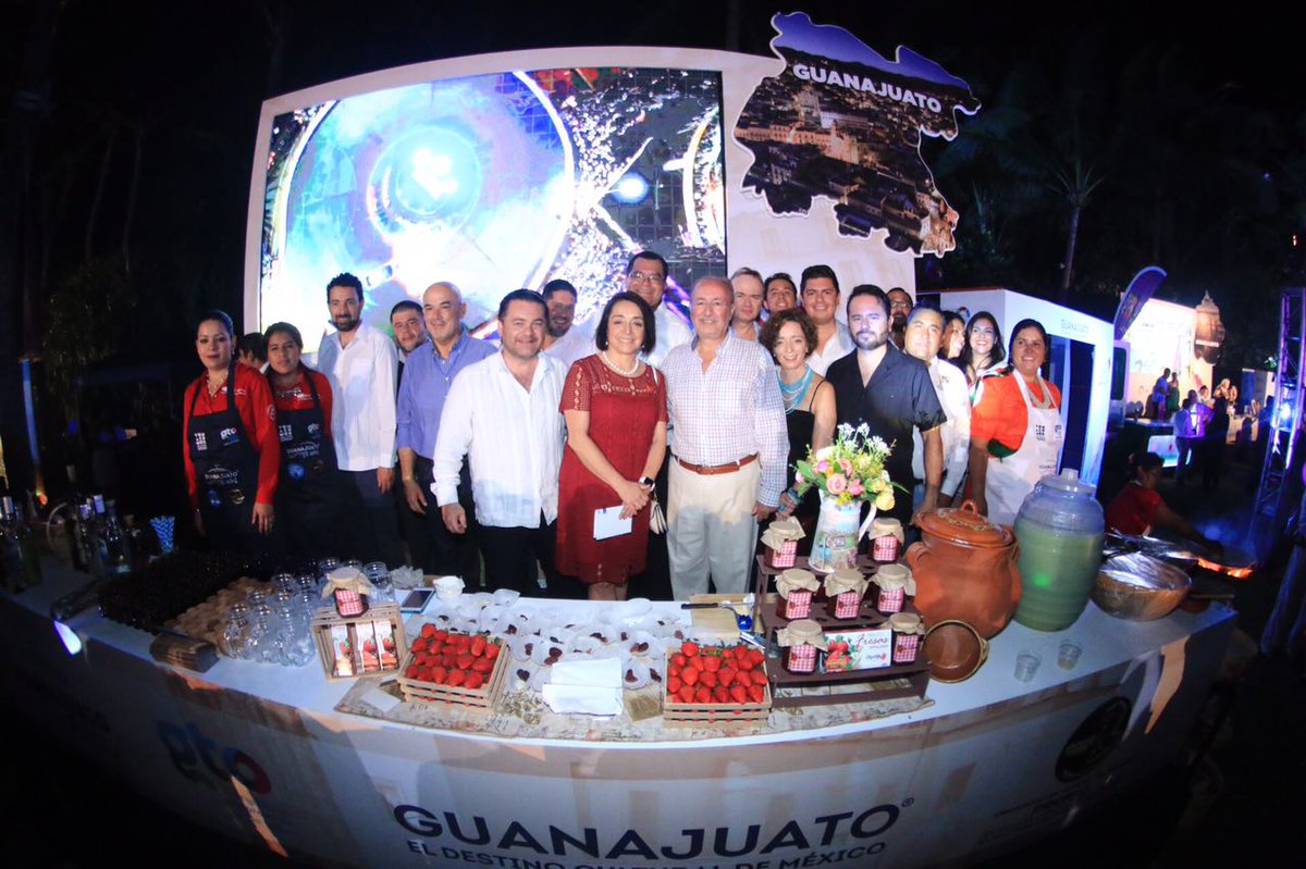 guanajuato's tweet photo. ¡Inicia la #FiestaCulturalDeMéxico! 
#Guanajuato muestra al mundo belleza, gastronomía y tradicion, en el #TianguisTurístico @ferolivera09 https://t.co/KhnEaxnTv4