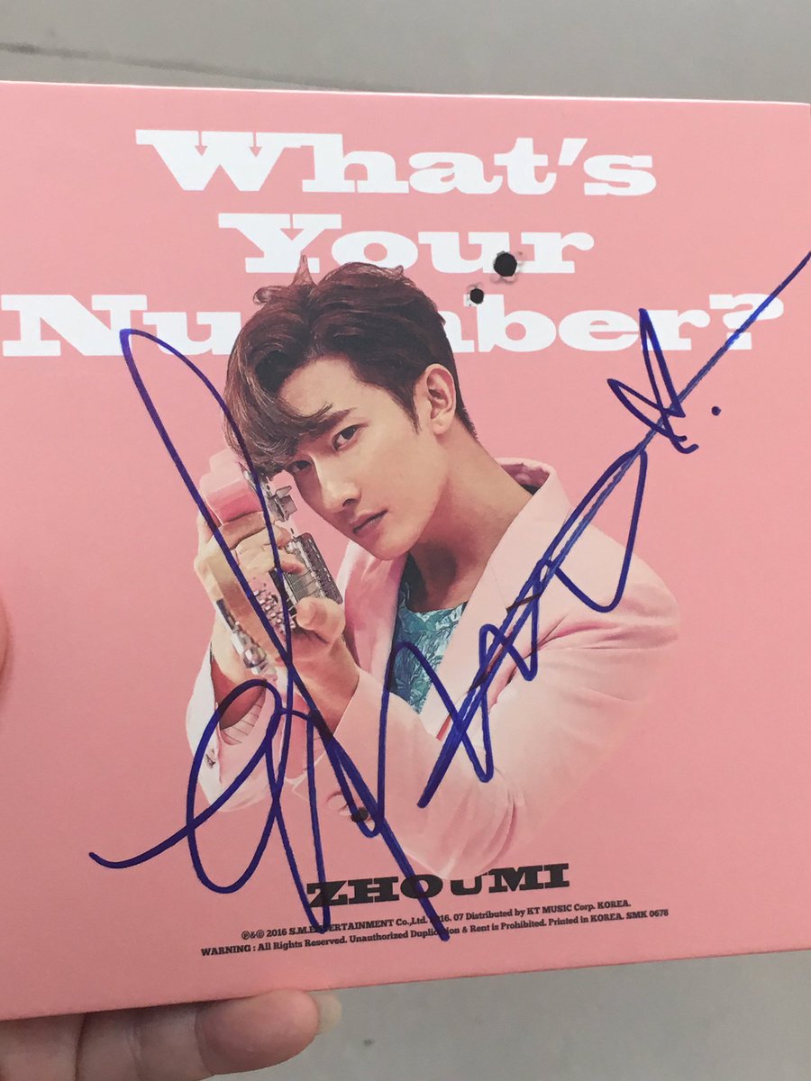 zhouminim0419's tweet photo. Zhoumi's old ver sign and recent ver sign (i love both ver) https://t.co/LTlE3GFuWQ