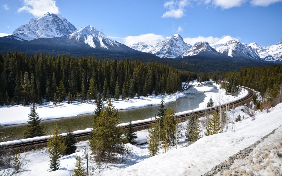 DanKatz_ott's tweet photo. Morant's Curve, Banff National Park #Banff #Alberta #travel #Canada150 https://t.co/ViHmU7F5KD