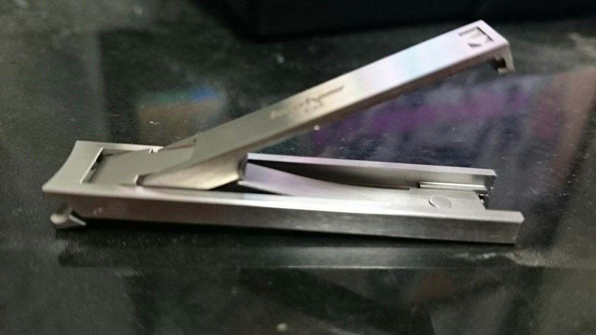 こーすけ パノ獄2日夜 Twitter પર そして おしゃれでスマートな爪切りと結婚指輪かと思うような爪 やすりを貰いました ちっちゃいけれどよく切れるし爪も飛び散らないスグレモノ コレ爪ヤスリ って思うほど変わった形してるけど 側面のテーパ形状部で爪を