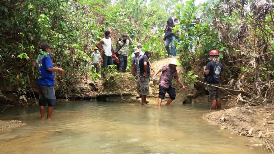 Dandhy_Laksono's tweet photo. April 2016, Ganjar ditantang petani membedah Amdal, tak datang. Oktober 2015, PT Semen Indonesia ditantang petani buktikan Amdal, tak muncul https://t.co/cowoWUo01j