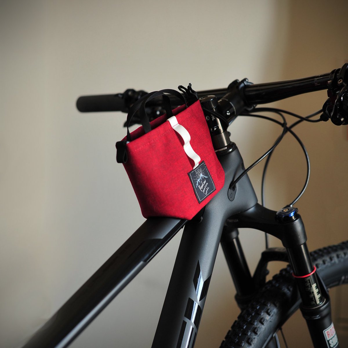 Rawlowさんのツイート Tibitibi Toteはショックコードとストッパーを用意するだけで ステムバッグやフレームバッグ にも簡単に使用可能 もちろんハンドルやサドルバッグにも装着できます 使い方次第でバイク用にちょうど良いサイズです Offthegrid にて販売開始